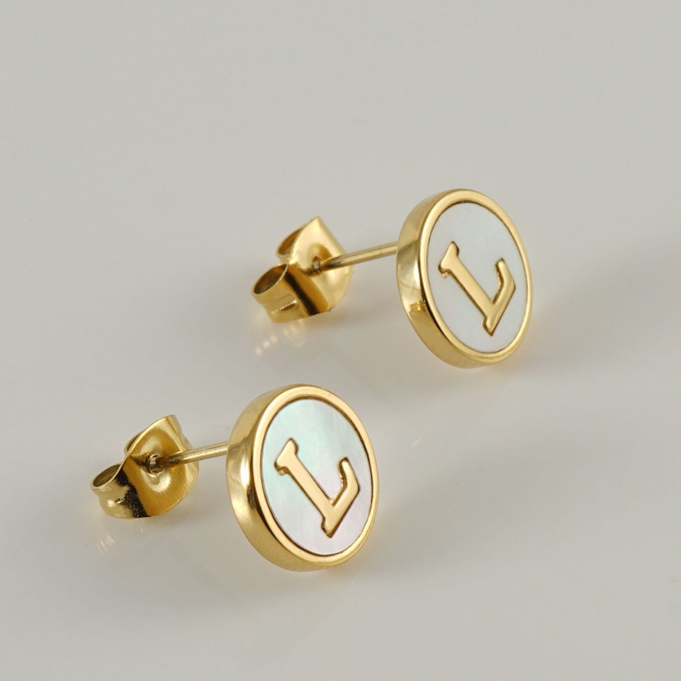 Oorringen met initialen "Vintage"