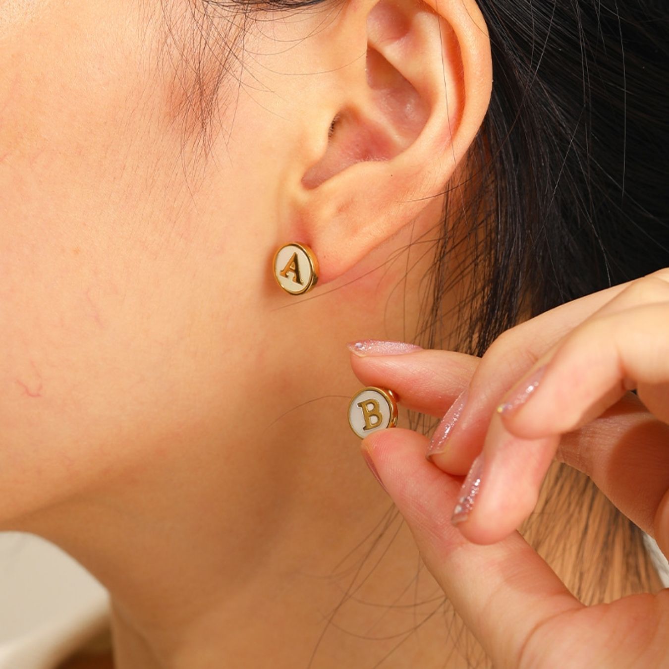 Oorringen met initialen "Vintage"